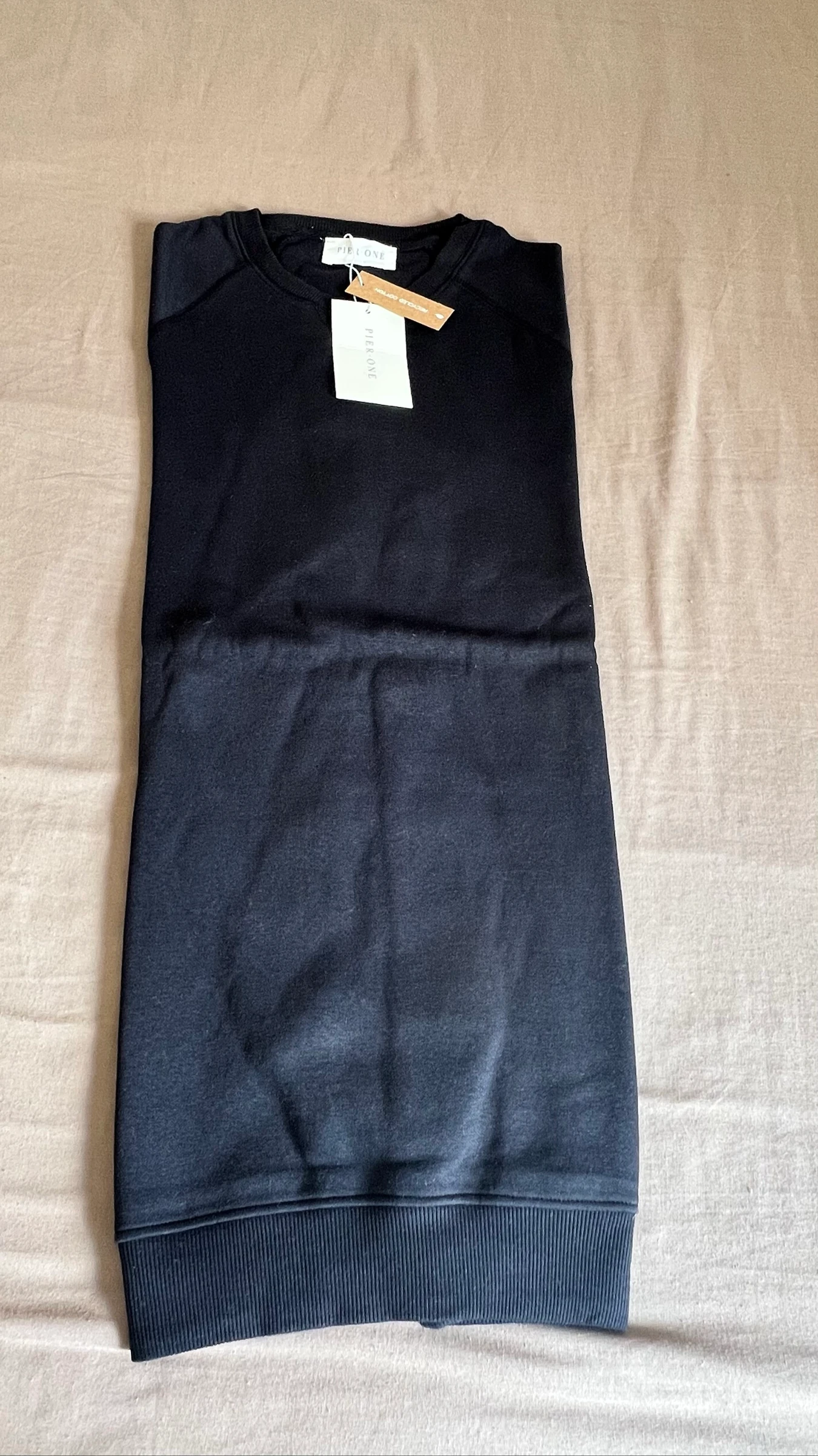 Sudadera de Cuello Redondo Negro para Hombre Simple y Premium – photo 4